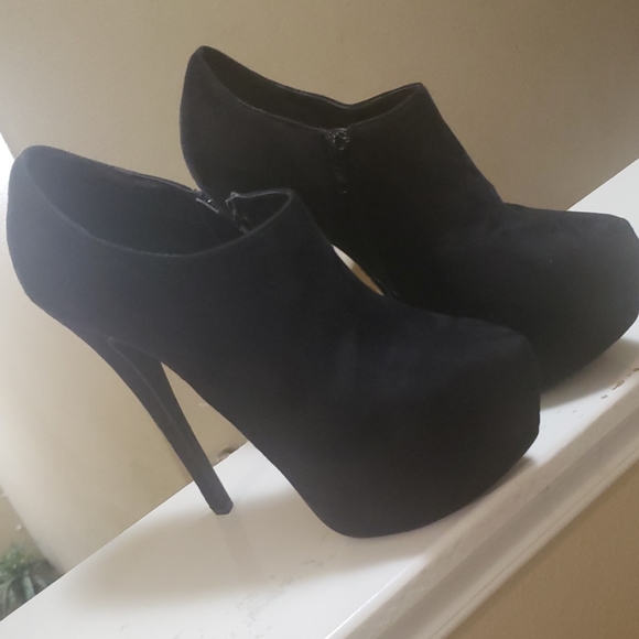 Paprika Shoes - Sexy ankle heels 😍